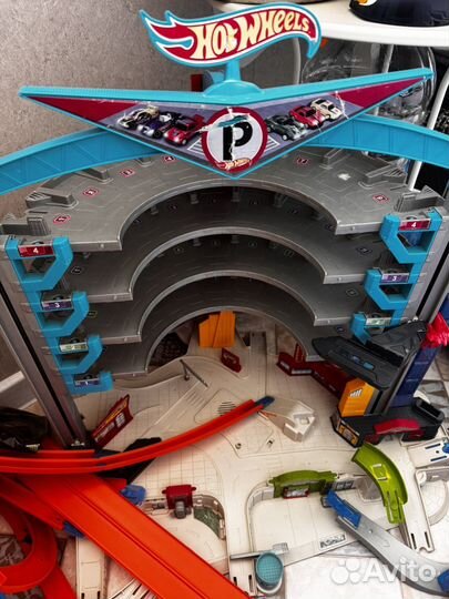 Hot wheels трек парковка