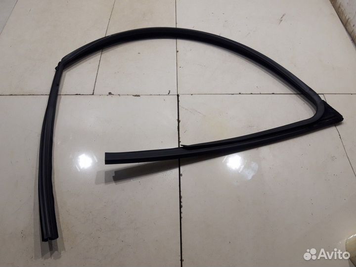 Уплотнитель стекла (передний, правый) (Mazda CX-9)