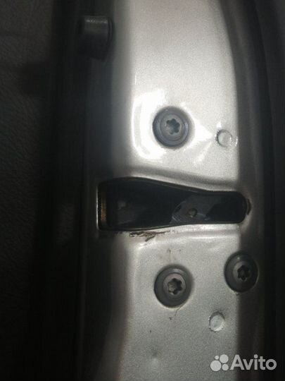 Замок двери передний правый Toyota Avensis Т250