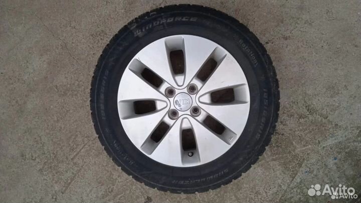 Продам комплект оригинальных колес на Kia Rio R15