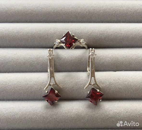 Серебряный комплект. иск Гранат. Новое украшение