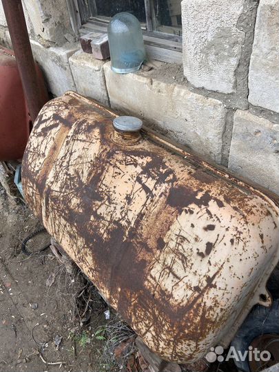 Бак от гусеничного трактора