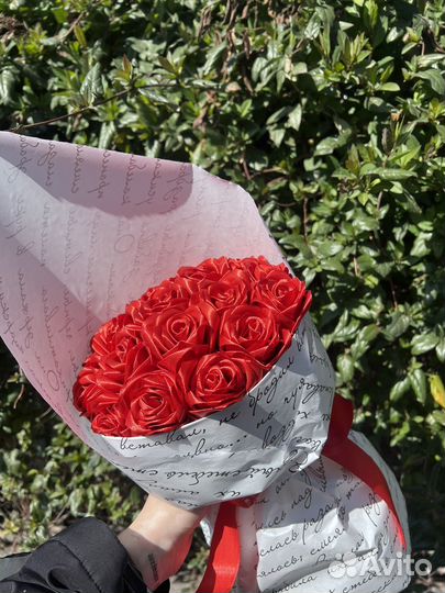 Розы из атласной ленты