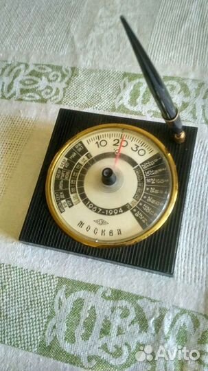 Письменный прибор с перьевой ручкой и календарём