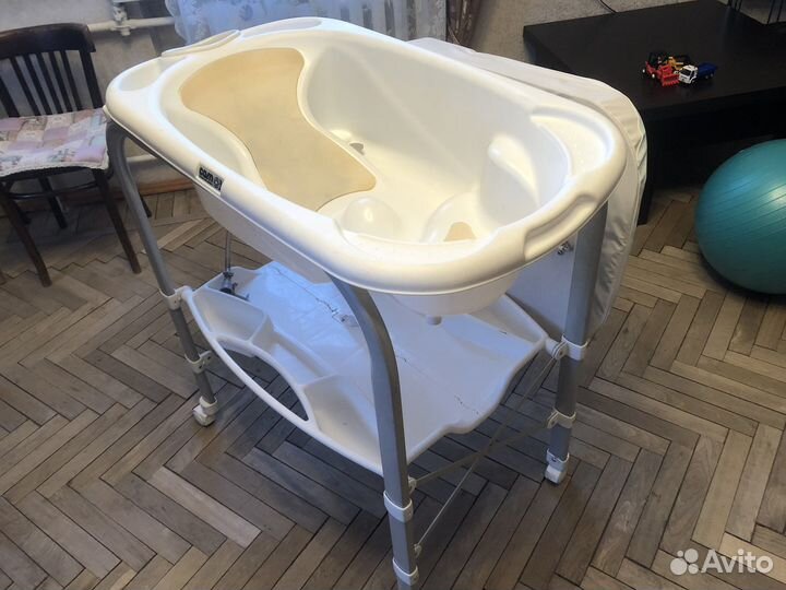 Пеленальный столик с ванночкой Chicco