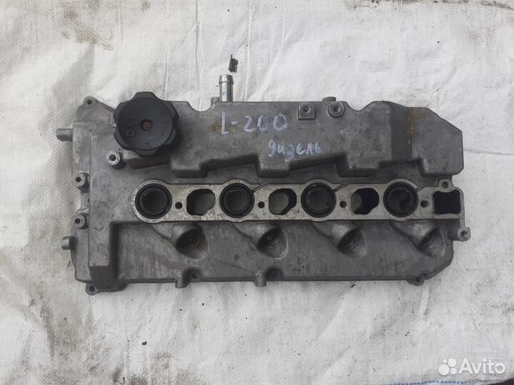 Клапанная крышка двигателя Mitsubishi L200
