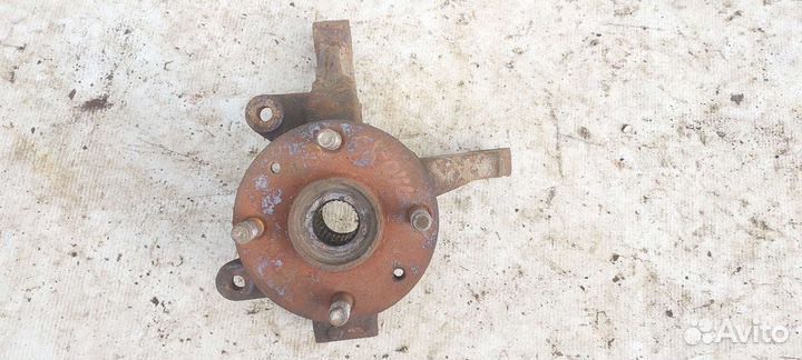 Ступица передняя кулак поворотный левый KIA shuma