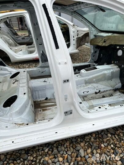 Центральная стойка кузова правая Audi A6 C6 2.8