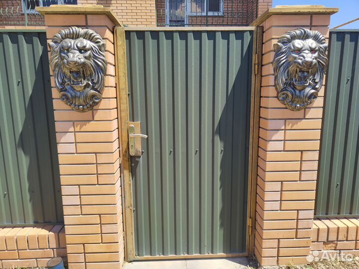 Барельеф морда льва