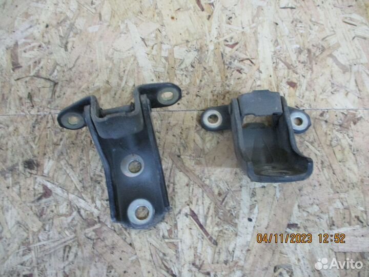 Петли левых дверей Ниссан NP300