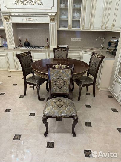 Столы и стулья