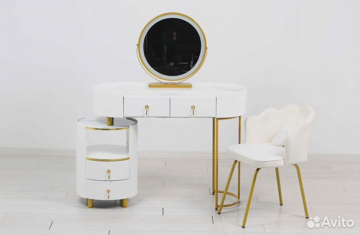 Туалетный столик. Столик для макияжа