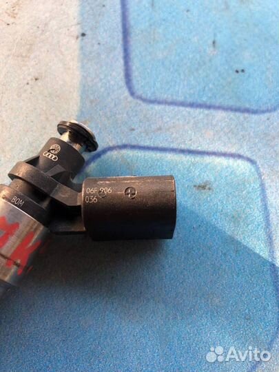 Форсунка топливная бензиновая 06F906036