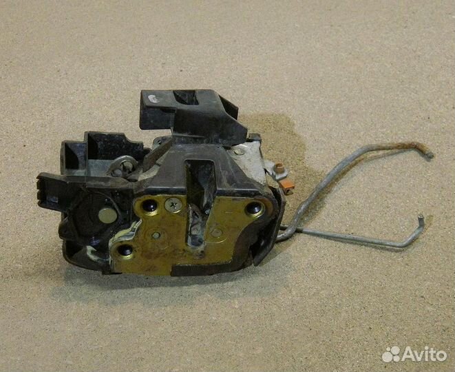 Замок двери передней правой Corolla Е110