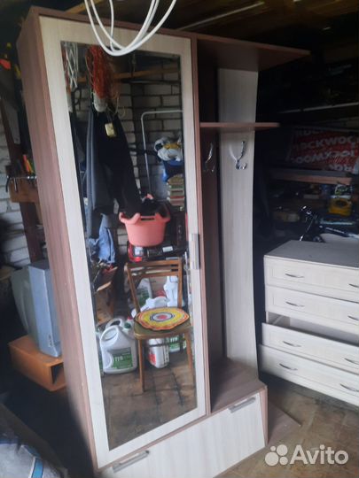 Прихожая со шкафом и зеркалом бу