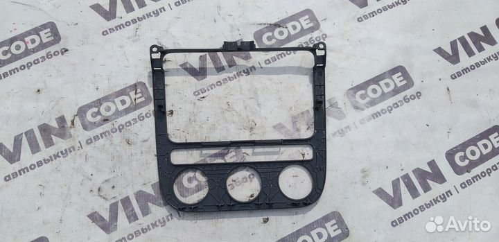 Рамка магнитолы Volkswagen Golf 5