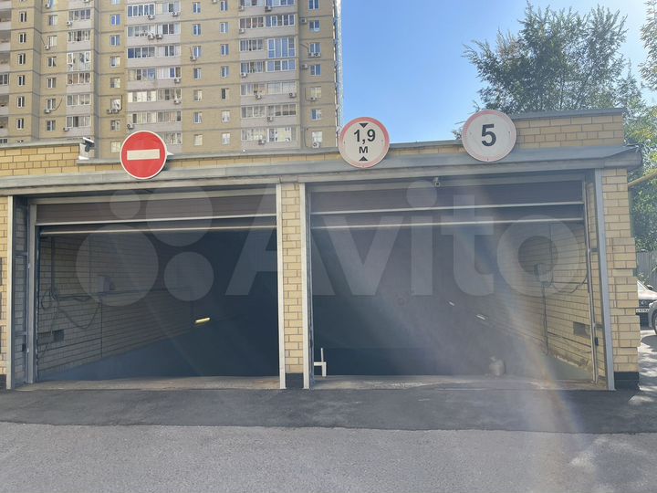 Машиноместо, > 30 м²