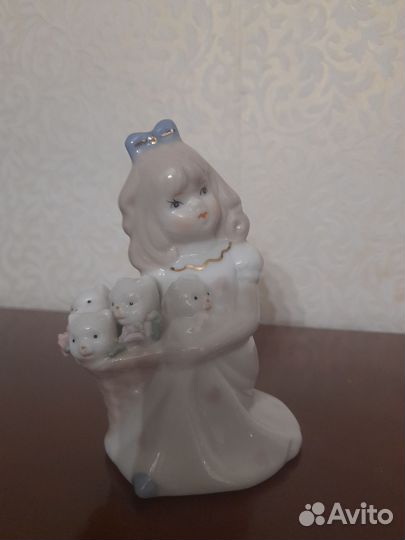 Статуэтка фарфор девочка с котятами