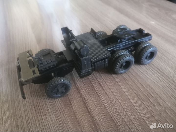 Рама с колёсами масштабной игрушки камаз