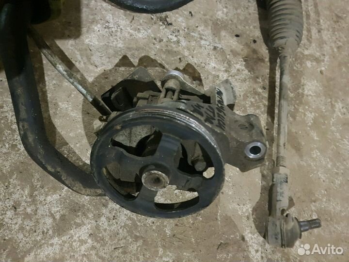 Насос гура Mitsubishi Outlander