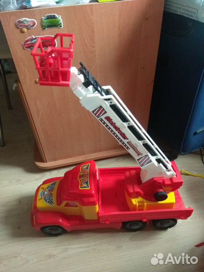 Пожарная машина игрушечная