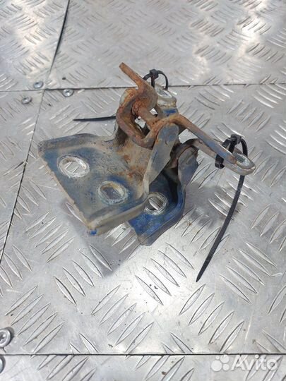 Петля двери передняя правая Renault Logan седан