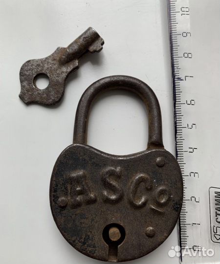 Навесной замок старинный