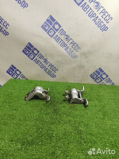 Петля двери задняя правая Nissan Tiida хэтчбек 1.6