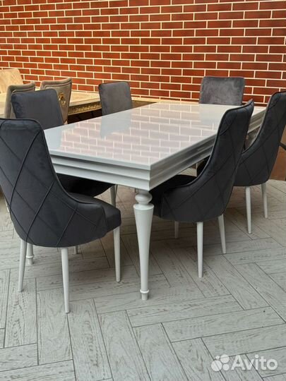 Стол и стулья