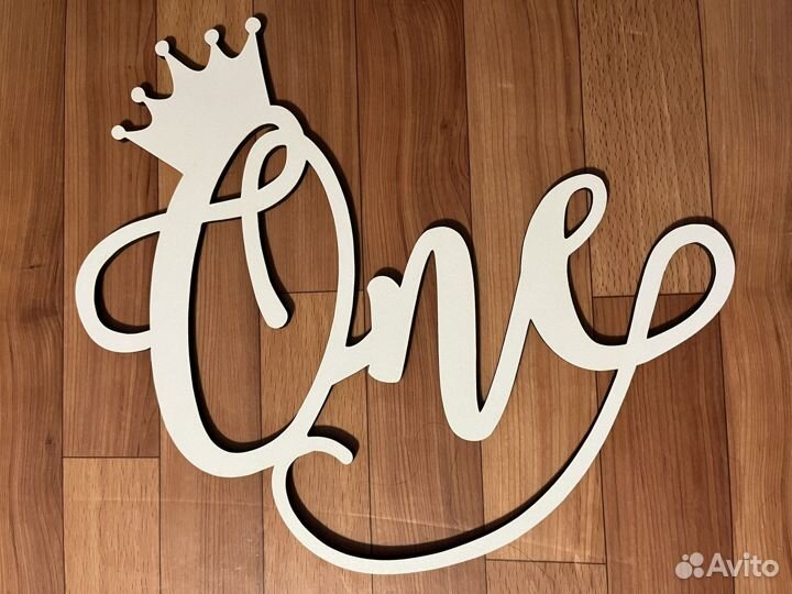 Надпись ONE из дерева