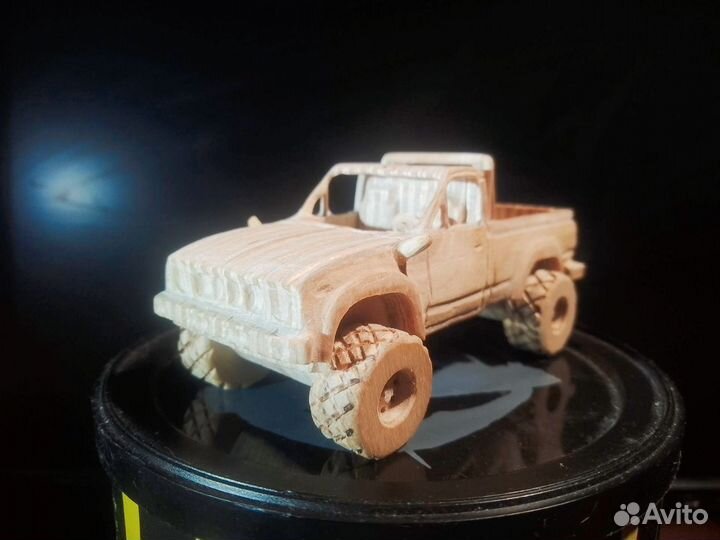 Модель из дерева Toyota Hilux 1980