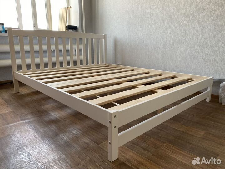 Двуспальная кровать крепкая