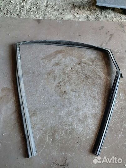 Уплотнитель стекла двери задний Nissan Fuga