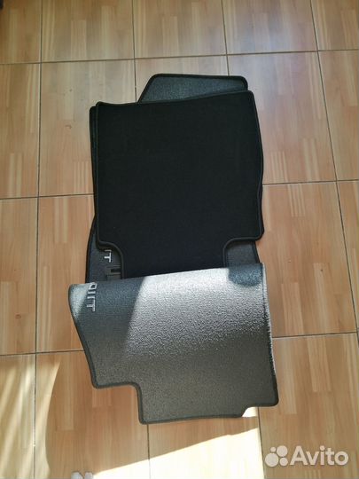 Новый оригинальный комплект ковриков Nissan Tiida