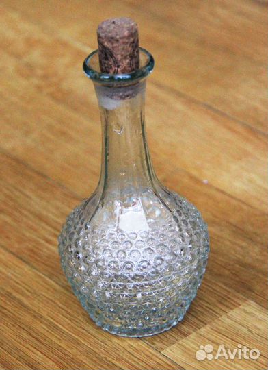 Стеклянный штоф и зелёный стакан советских времён