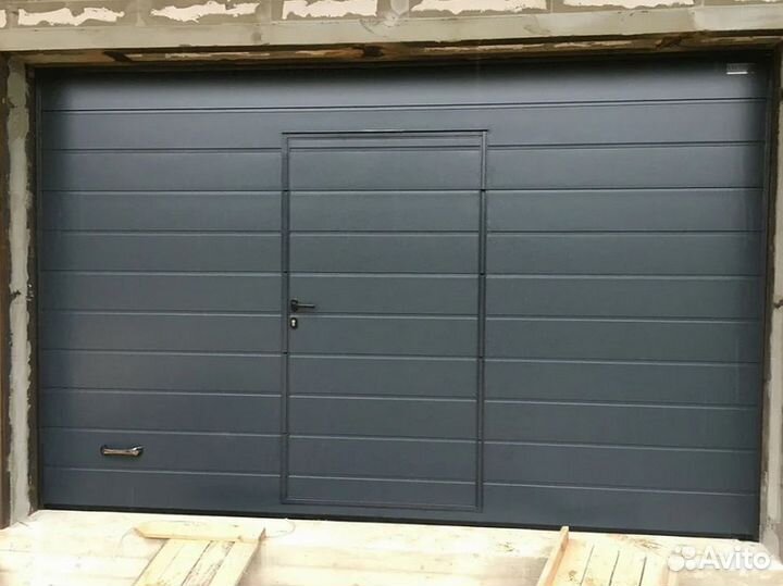 Ворота в гараж с калиткой от производителя