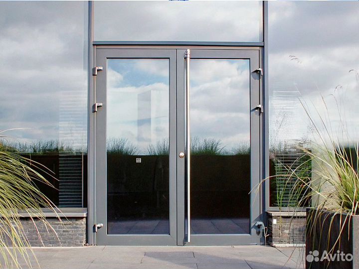 Тамбурная дверь. Входная группа