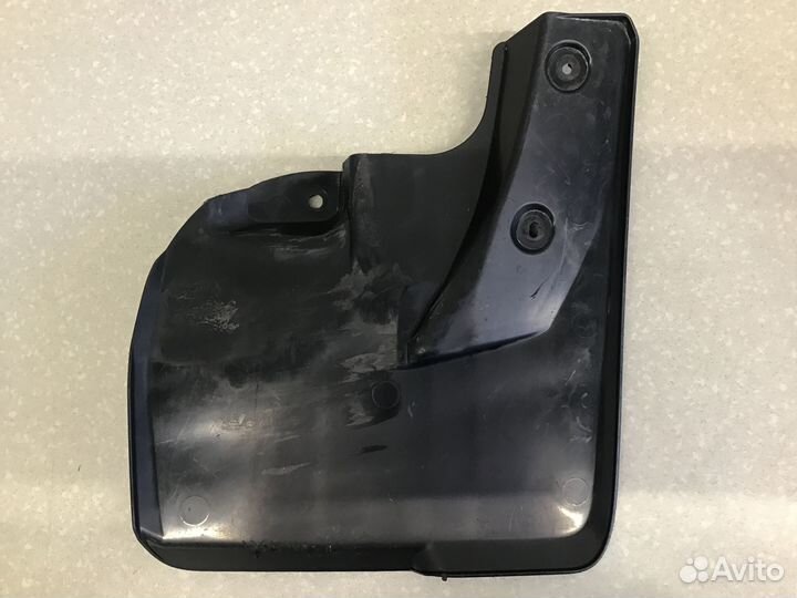 Брызговик передний левый Toyota Fortuner 2015