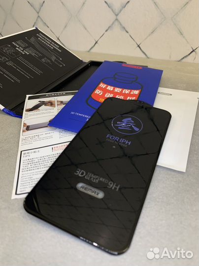 Защитное стекло 3D Remax GL-27 на iPhone