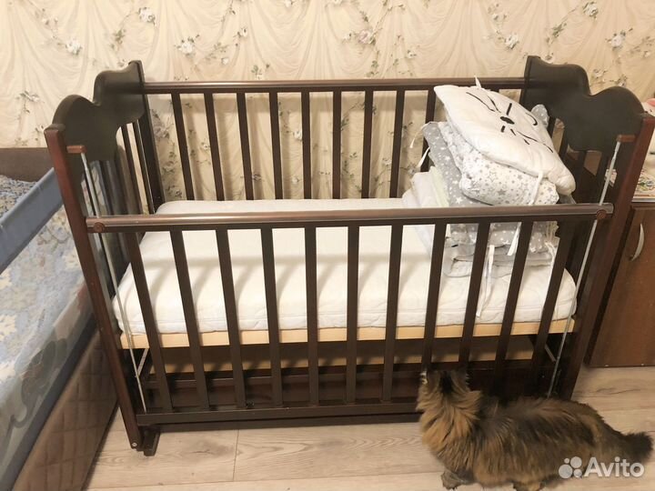 Детская кроватка с маятником и ящиком