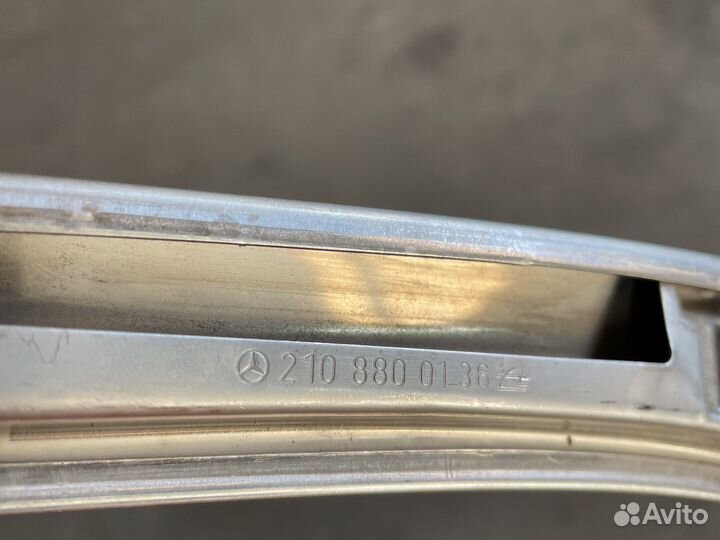 Молдинг заднего бампера Мерседес 210 Mercedes