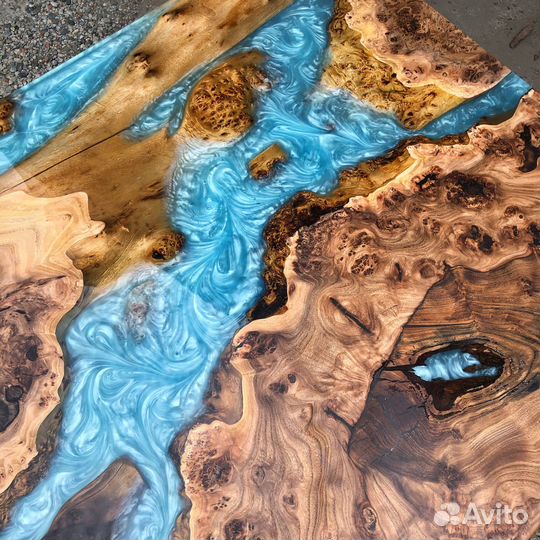 Стол из капового карагача с эпоксидной смолой