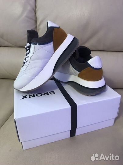 Женские кроссовки bronx
