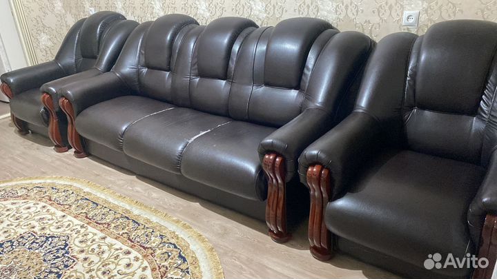 Кожаный диван и 2 кресла