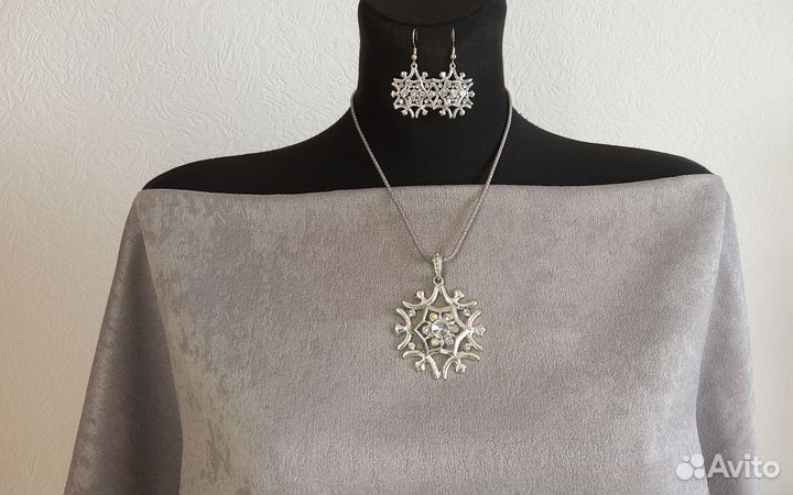 Комплект бижутерии серьги и кулон