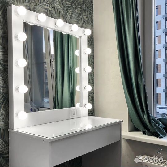 Туалетный столик визажиста с гримерным зеркалом