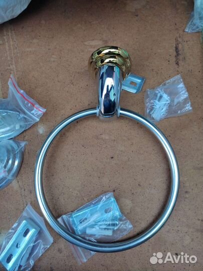 Полотенцедержатель + два крючка новые