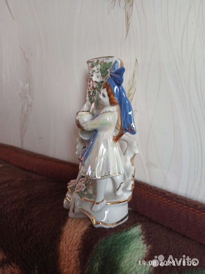 Фарфоровая статуэтка - ваза и подсвечник