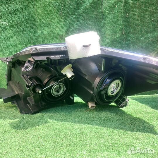 Фара передняя правая toyota auris 1