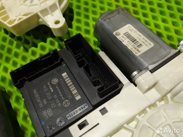 Моторчик стеклоподъемника левый перед VW Passat B6